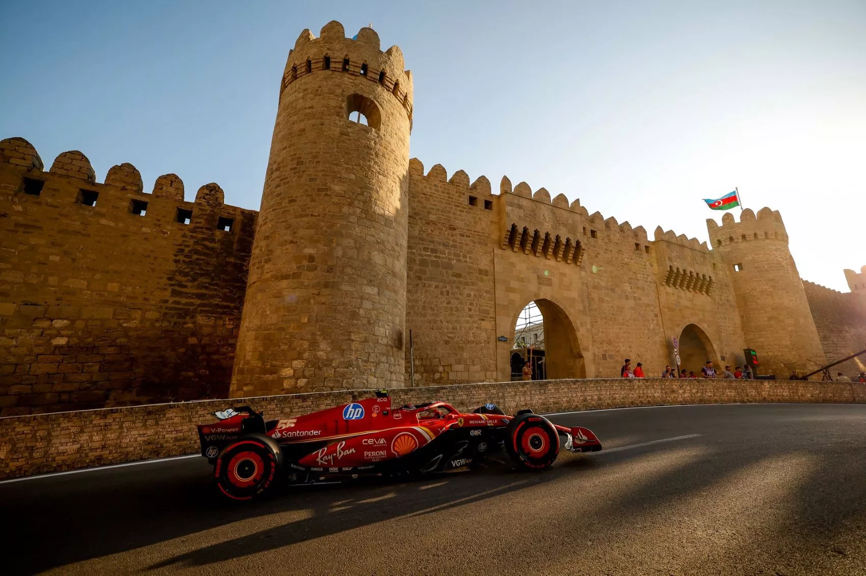 Carlos Sainz en el GP de Bakú / X FERRARI