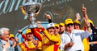 Álex Palou celebra el triunfo en la Indy