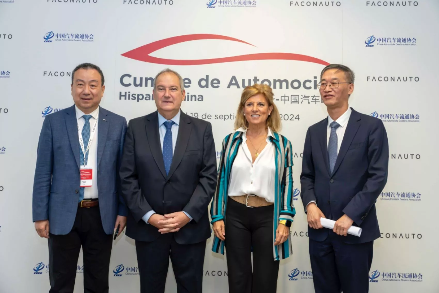 Shen Jin Jun (CADA), Jordi Hereu (Industria), Marta Blázquez (Faconauto) y Yao Jing (embajador de China)
