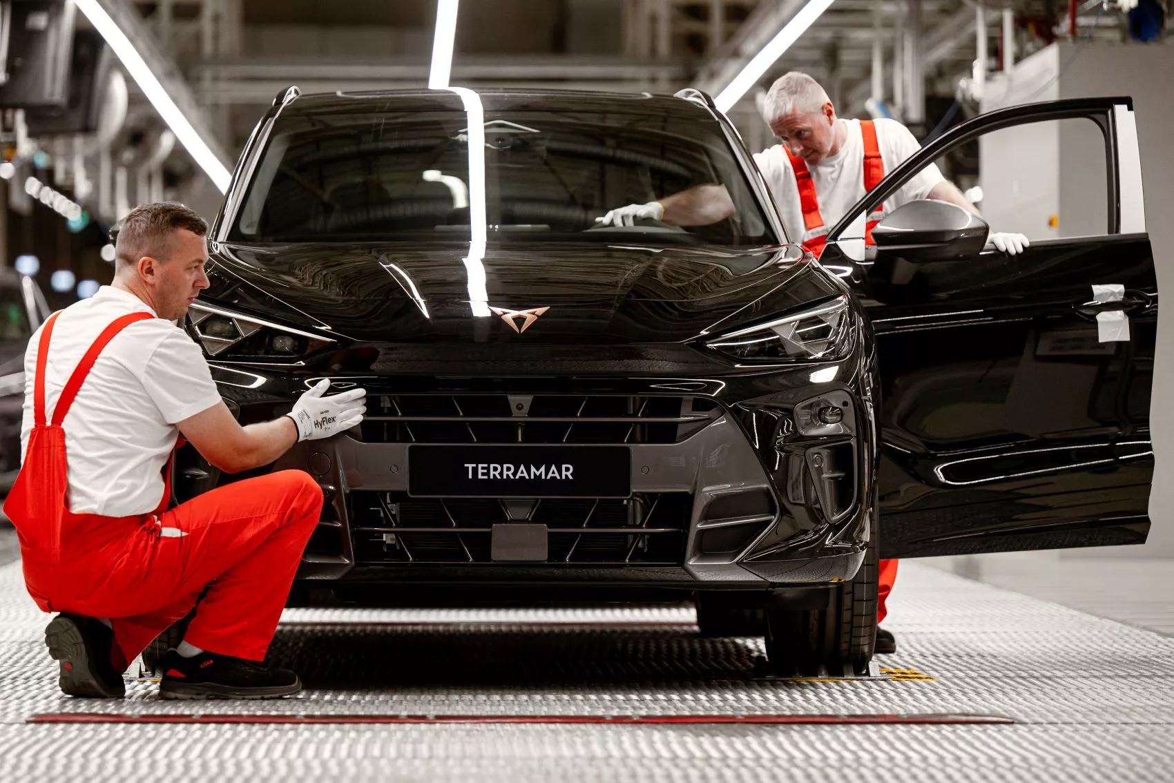 Empleados de Audi Hungría en la producción del Cupra Terramar Empleados de Audi Hungría en la producción del Cupra Terramar