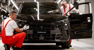 Empleados de Audi Hungría en la producción del Cupra Terramar Empleados de Audi Hungría en la producción del Cupra Terramar