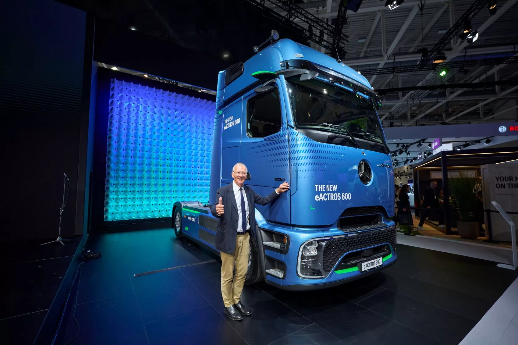 Entrega del premio Truck of the Year a Mercedes eActros