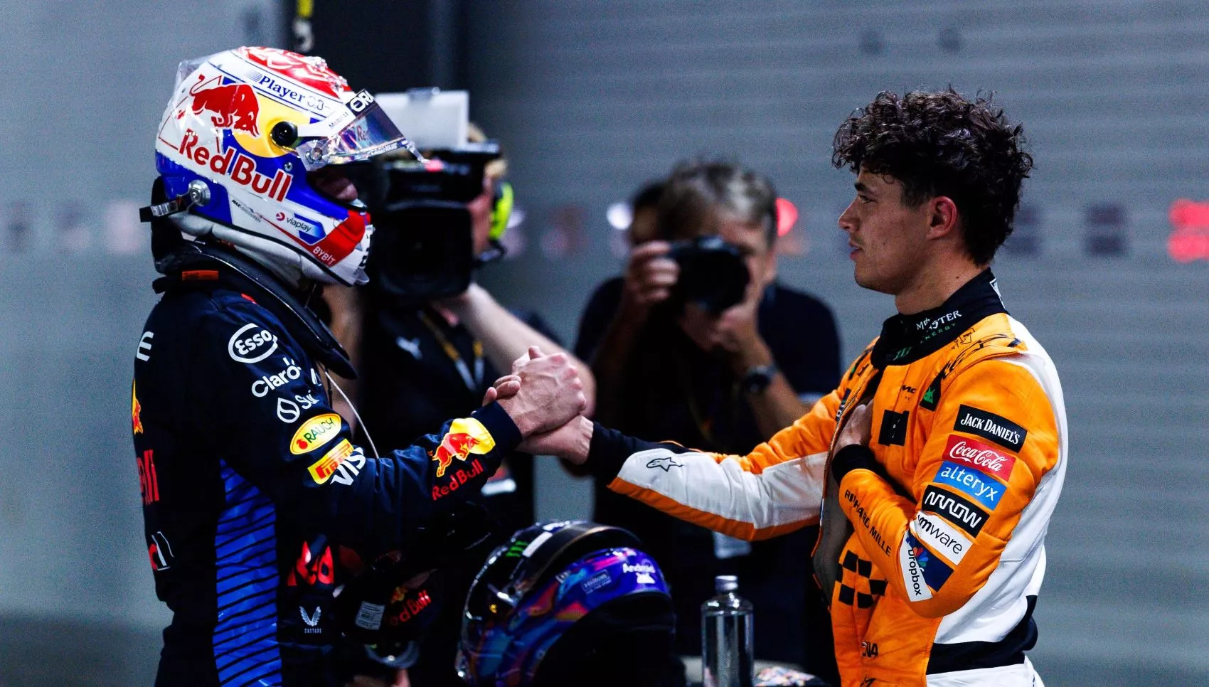Max Verstappen saluda a Lando Norris en Singapur / X RED BULL Max Verstappen saluda a Lando Norris en Singapur / X RED BULL