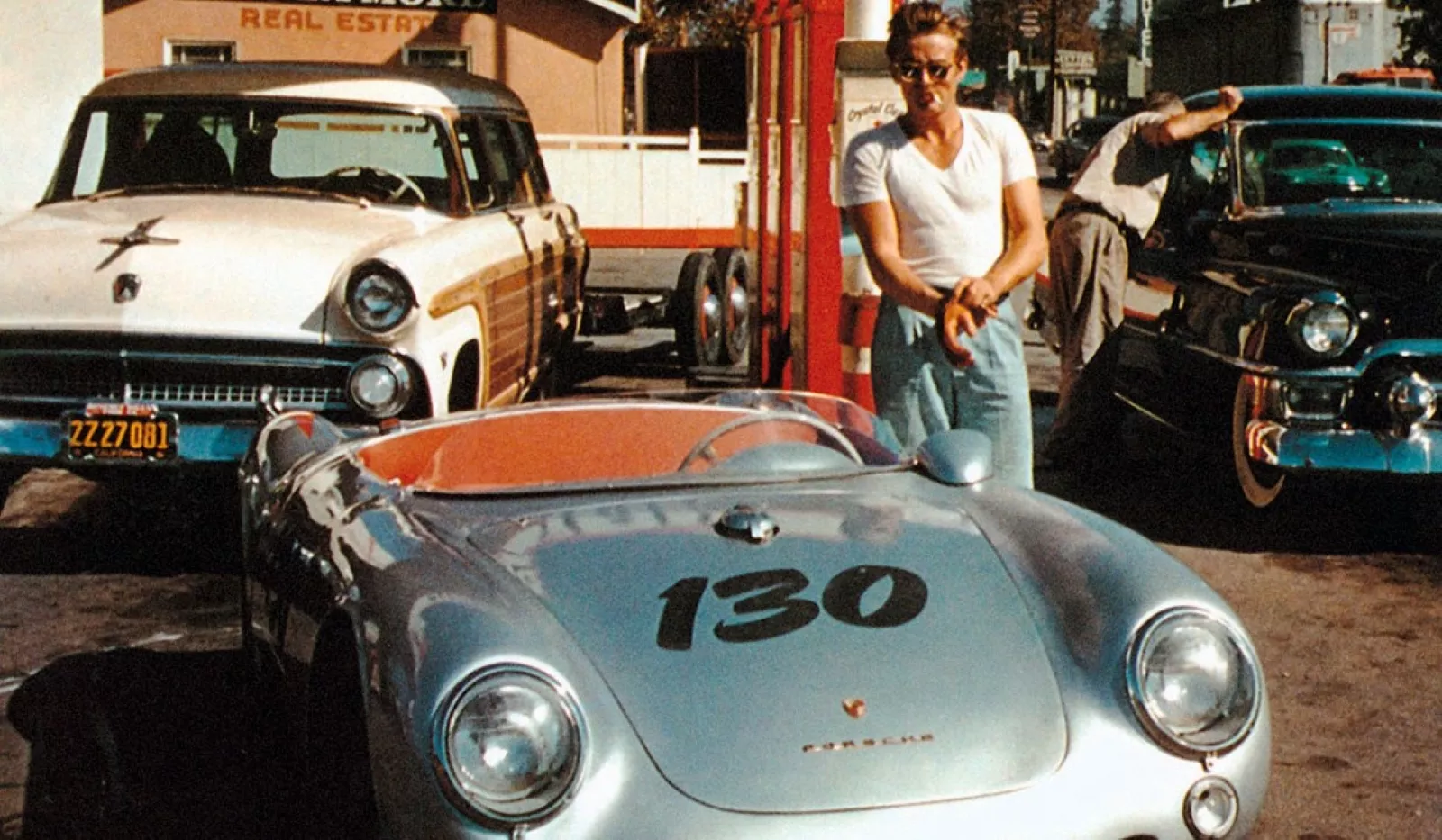 James Dean junto a un Porsche 550 Spider