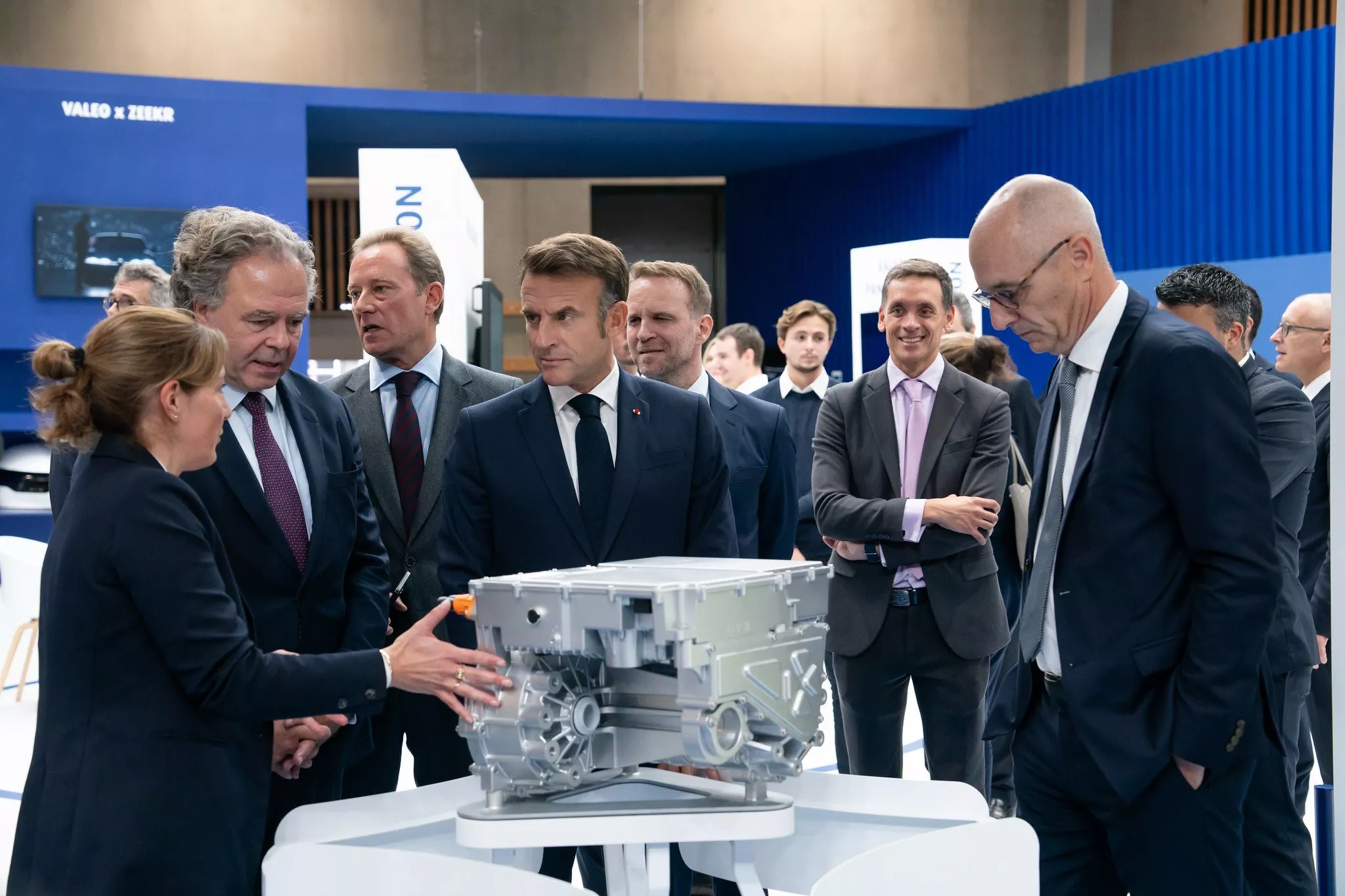 Macron tras un motor eléctrico en el Salón de París / X ELYSEE