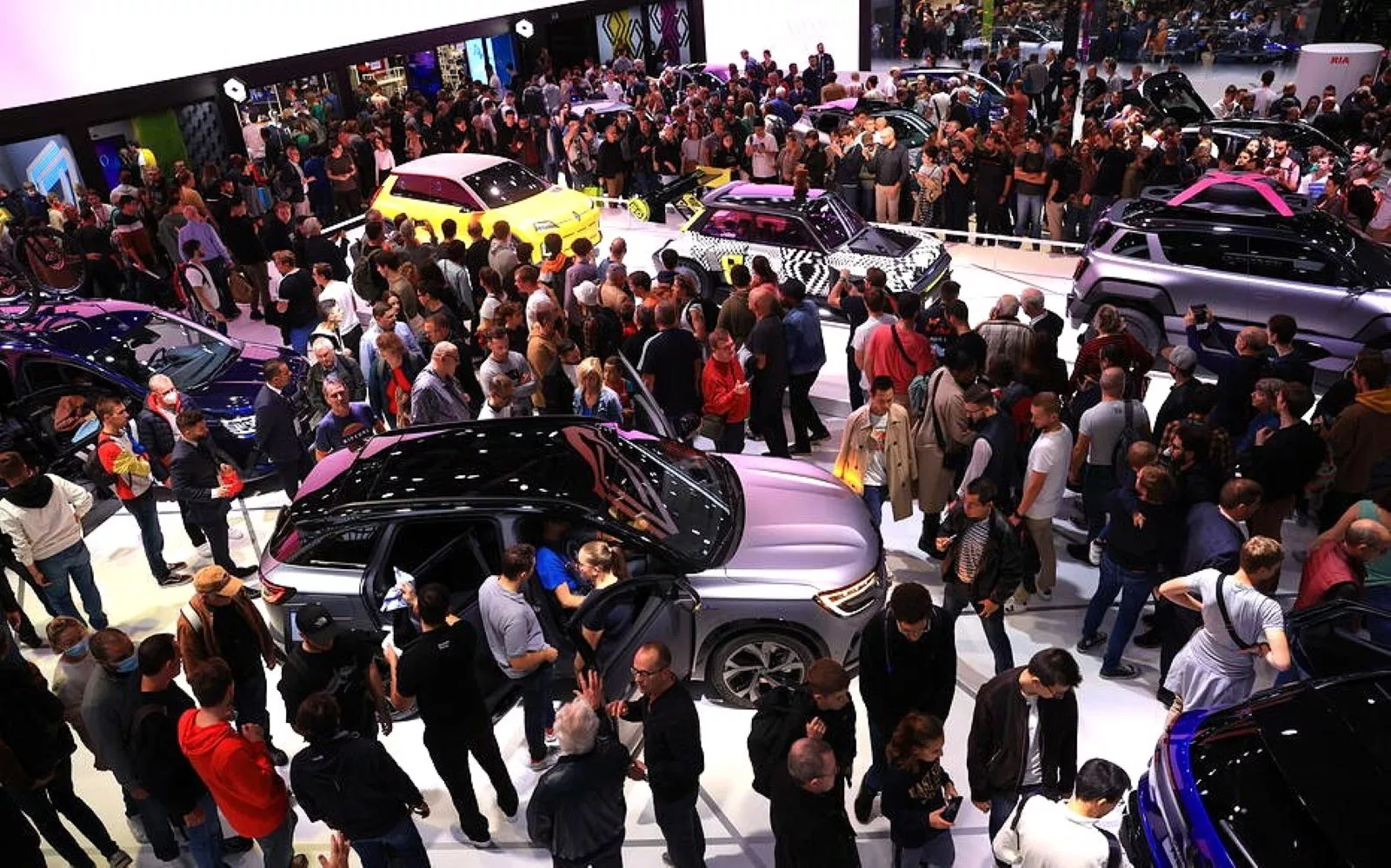 Público en el Salón del Automóvil de París Público en el Salón del Automóvil de París
