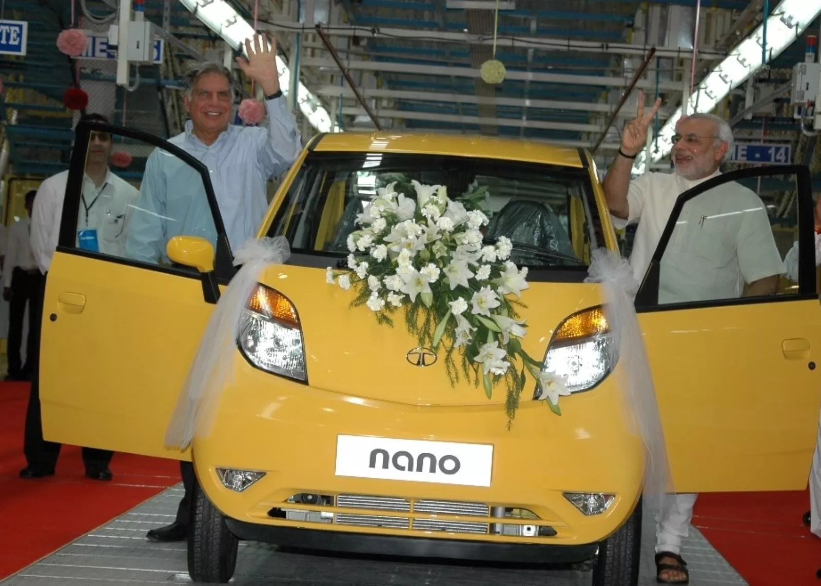 Ratan Tata con el primer Nano