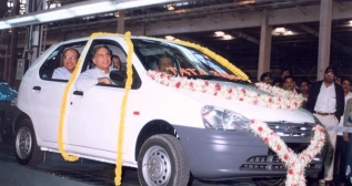 Ratan Tata en uno de los coches de Tata en India Ratan Tata en uno de los coches de Tata en India