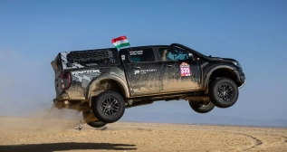 Un coche en acción en el Rally Tunisie Challenge Un coche en acción en el Rally Tunisie Challenge