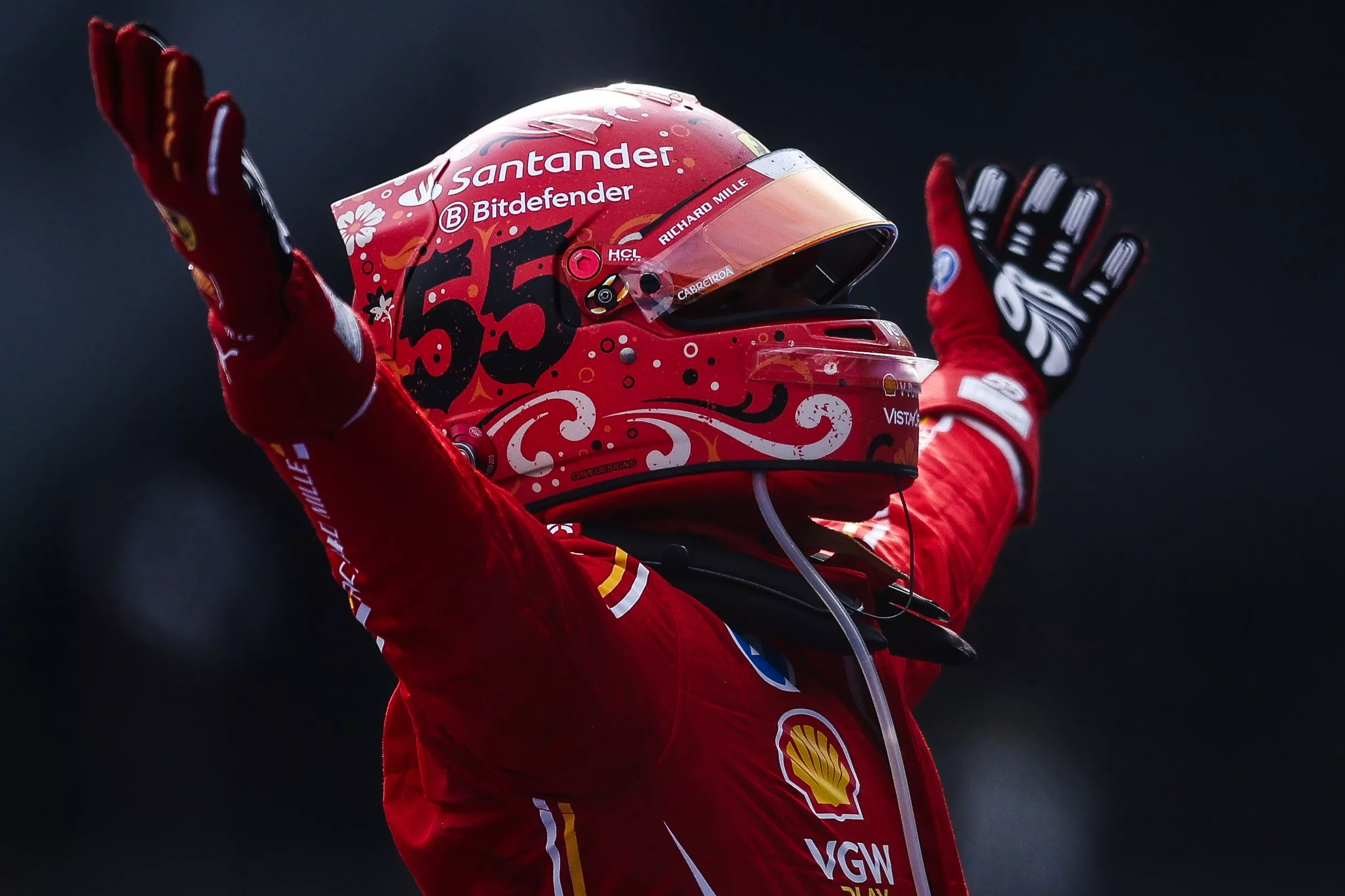 Carlos Sainz celebra la victoria en México / X FERRARI