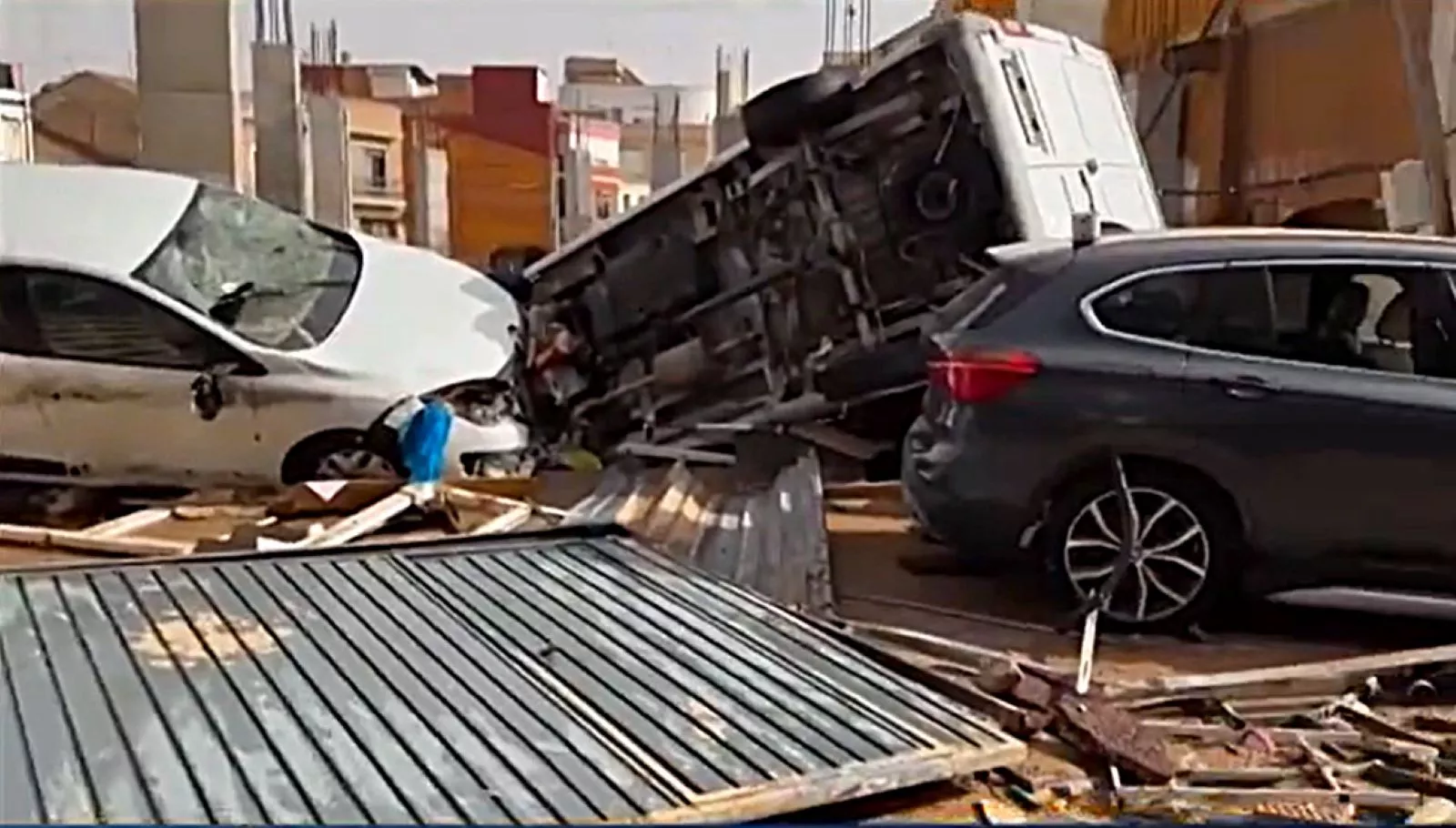 Coches dañados por la DANA en Valencia / VÍDEO TVE Coches dañados por la DANA en Valencia / VÍDEO TVE