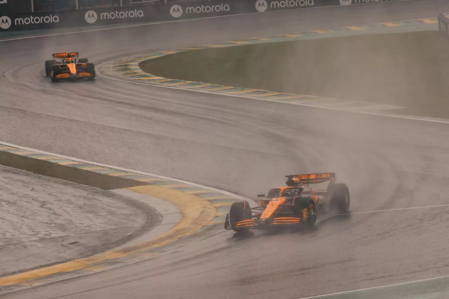 Los dos coches de McLaren en el GP de Brasil de F1 / X MCLAREN