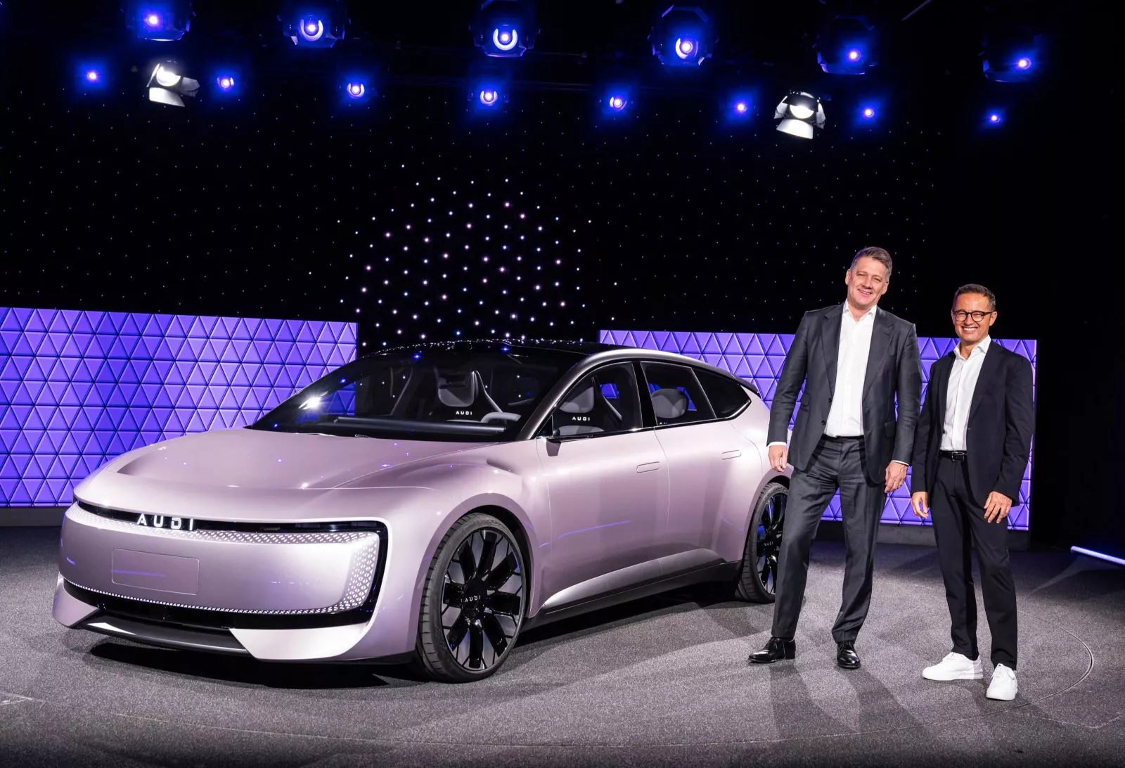 El nuevo Audi E para China con el presidente, Gernot Düllner, y Fermín Soneira / AUDI