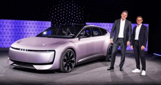 El nuevo Audi E para China con el presidente, Gernot Düllner, y Fermín Soneira / AUDI El nuevo Audi E para China con el presidente, Gernot Düllner, y Fermín Soneira / AUDI