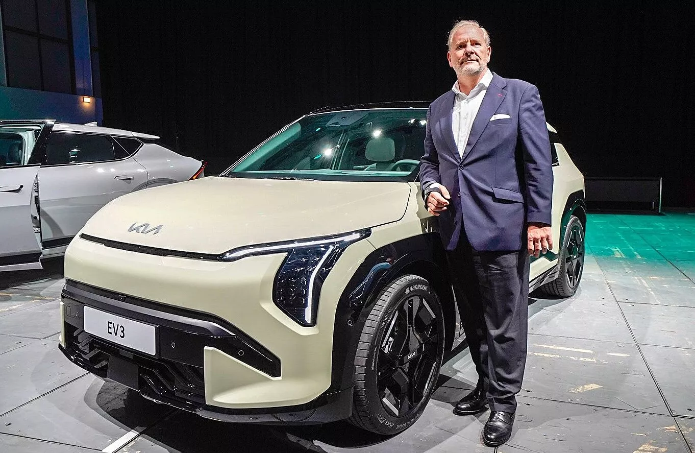 Eduardo Dívar, con el nuevo Kia EV3