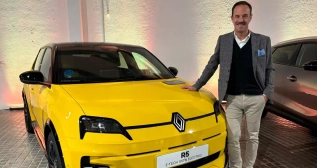 Sébastien Guigues con el nuevo Renault 5 Sébastien Guigues con el nuevo Renault 5