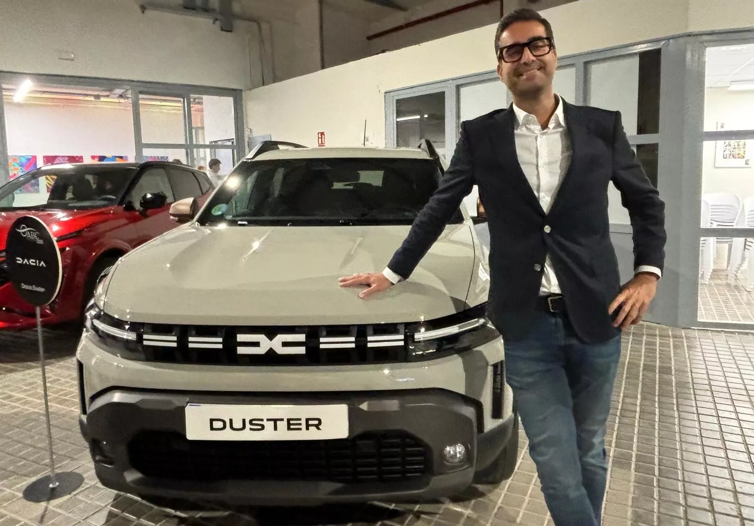 Francisco Hidalgo con el Dacia Duster / A.M.