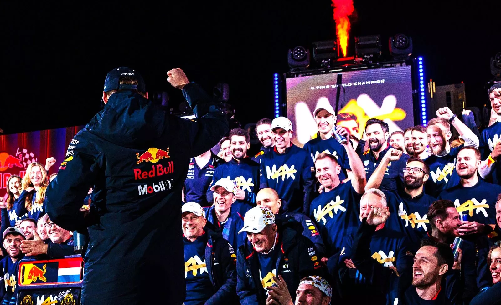 Verstappen celebra su cuarto título de campeón mundial / X VERSTAPPEN