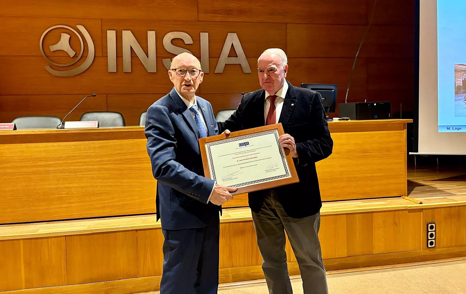 Juan Hurtado recibe el reconocimiento de Personaje del Motor de ASEPA Juan Hurtado recibe el reconocimiento de Personaje del Motor de ASEPA