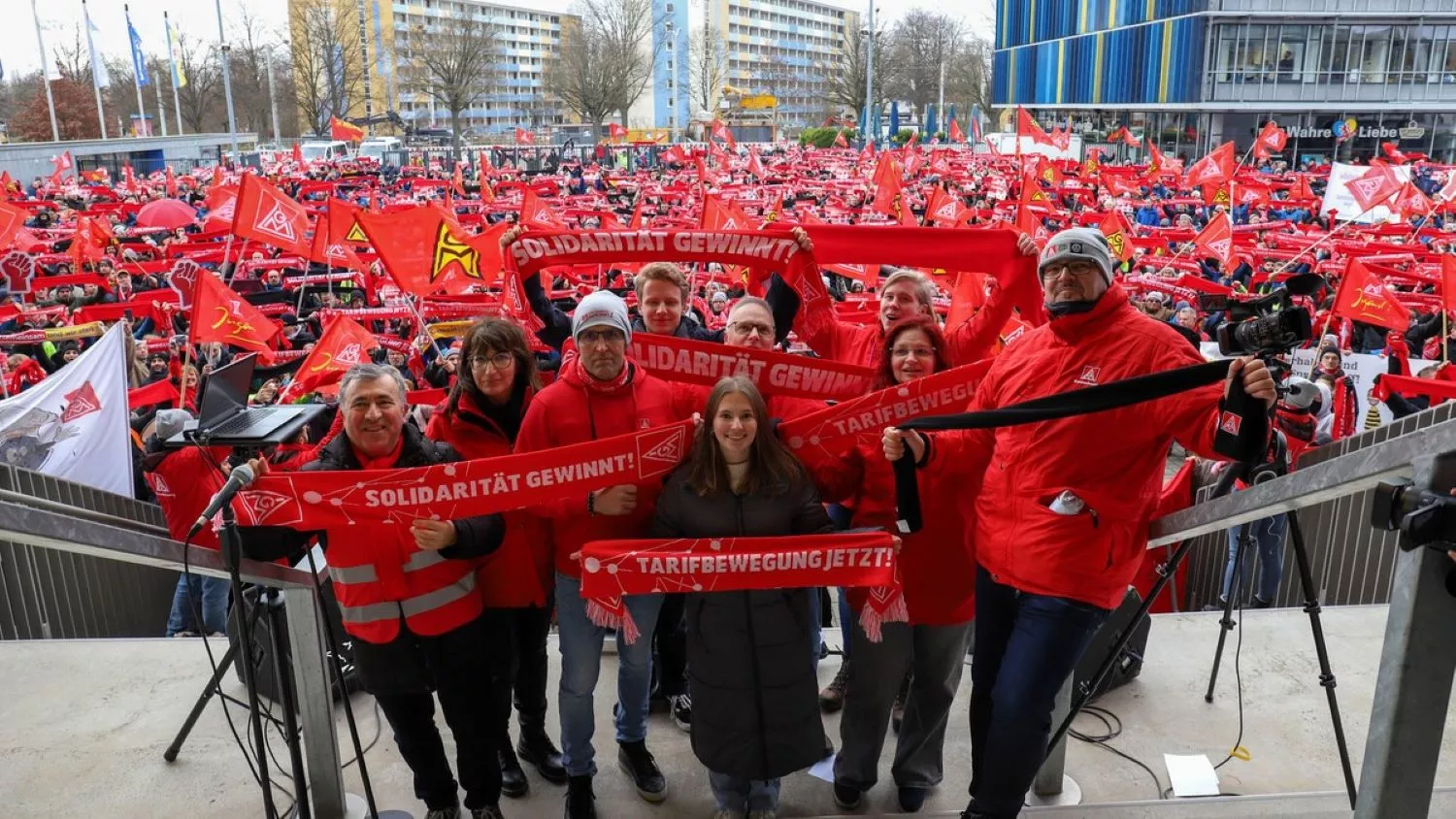 Concentración de huelguistas de Volkswagen en Wolfsburg / X IG METALL