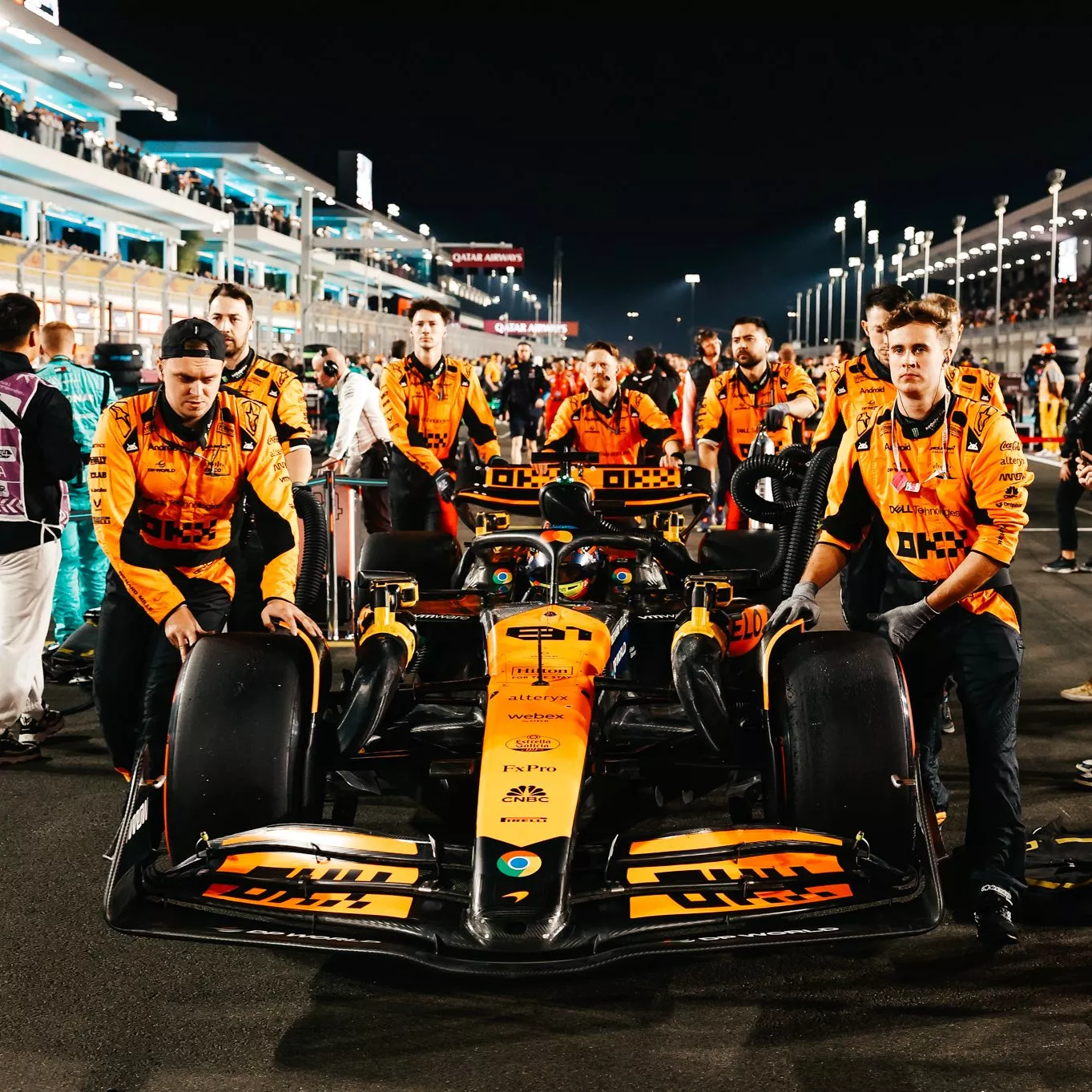 Mecánicos de McLaren en el GP de Qatar Mecánicos de McLaren en el GP de Qatar