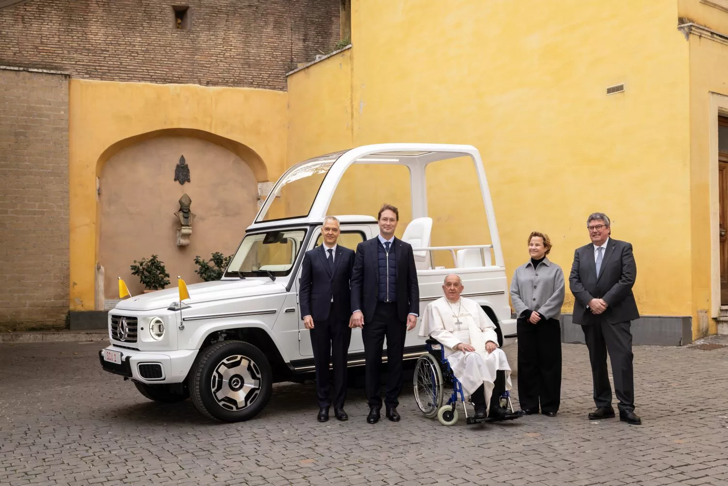 Entrega del Papamóvil eléctrico de Mercedes al Papa Francisco Entrega del Papamóvil eléctrico de Mercedes al Papa Francisco