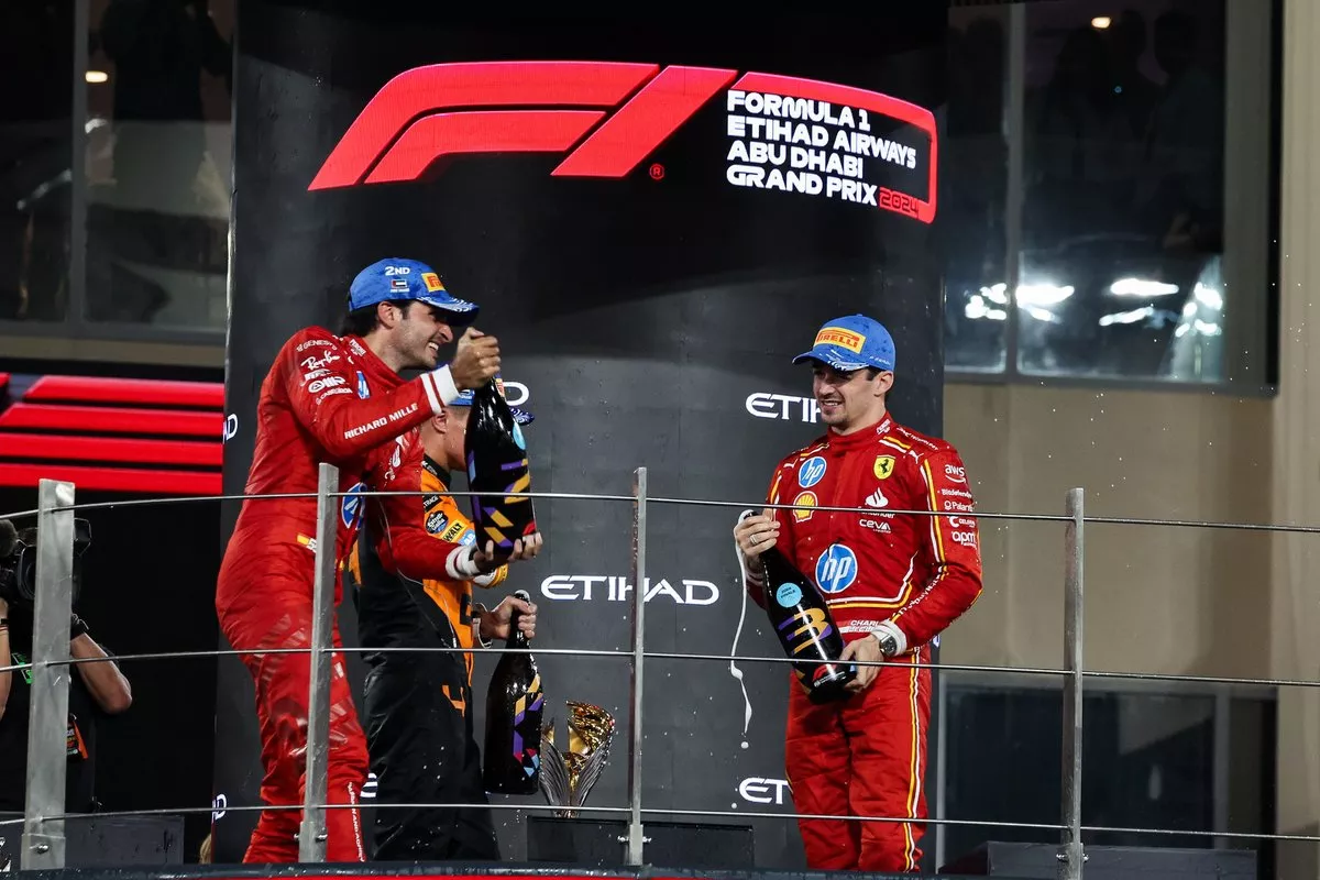 Carlos Sainz y Charles Leclerc en el podio de Abu Dabi / X FERRARI Carlos Sainz y Charles Leclerc en el podio de Abu Dabi / X FERRARI