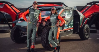 Cristina Gutiérrez con su copiloto Pablo Moreno / DACIA Cristina Gutiérrez con su copiloto Pablo Moreno / DACIA