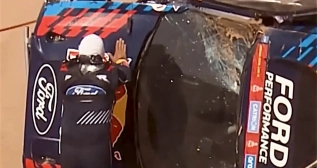 El Ford Raptor de Sainz y Cruz tras el vuelco El Ford Raptor de Sainz y Cruz tras el vuelco