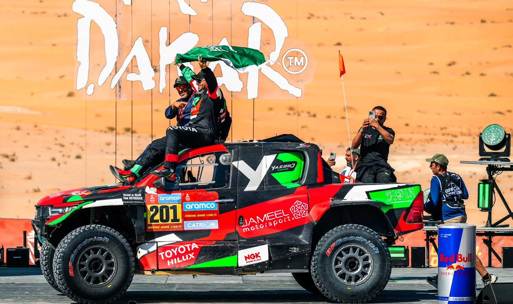Yazeed Al Rajhi celebra su victoria en el Dakar / X OVERDRIVE