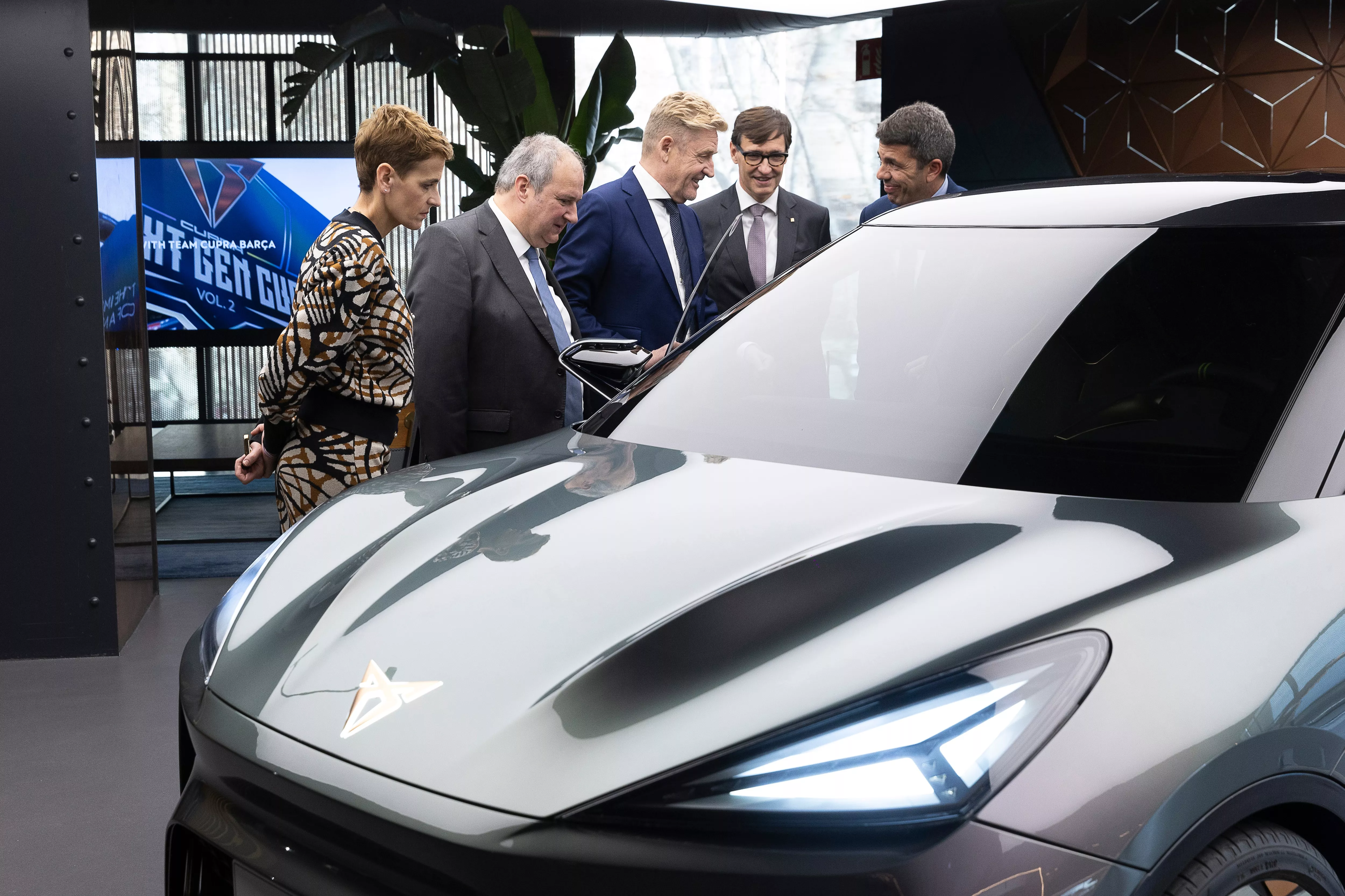 Salvador Illa junto al presidente de Seat y los de Valencia y Navarra y el ministro Jordi Hereu