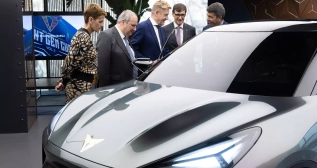 Los presidentes autonómicos con Griffiths y Hereu junto al Cupra Raval Los presidentes autonómicos con Griffiths y Hereu junto al Cupra Raval