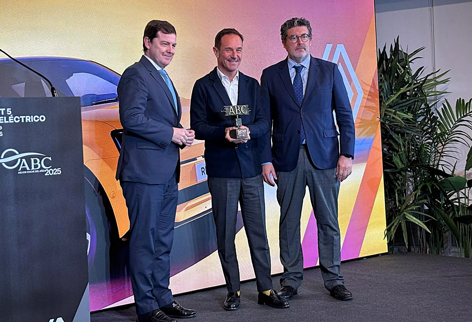 Sébastien Guigues recibe el premio Mejor Coche del Año de ABC / A.M. Sébastien Guigues recibe el premio Mejor Coche del Año de ABC / A.M.