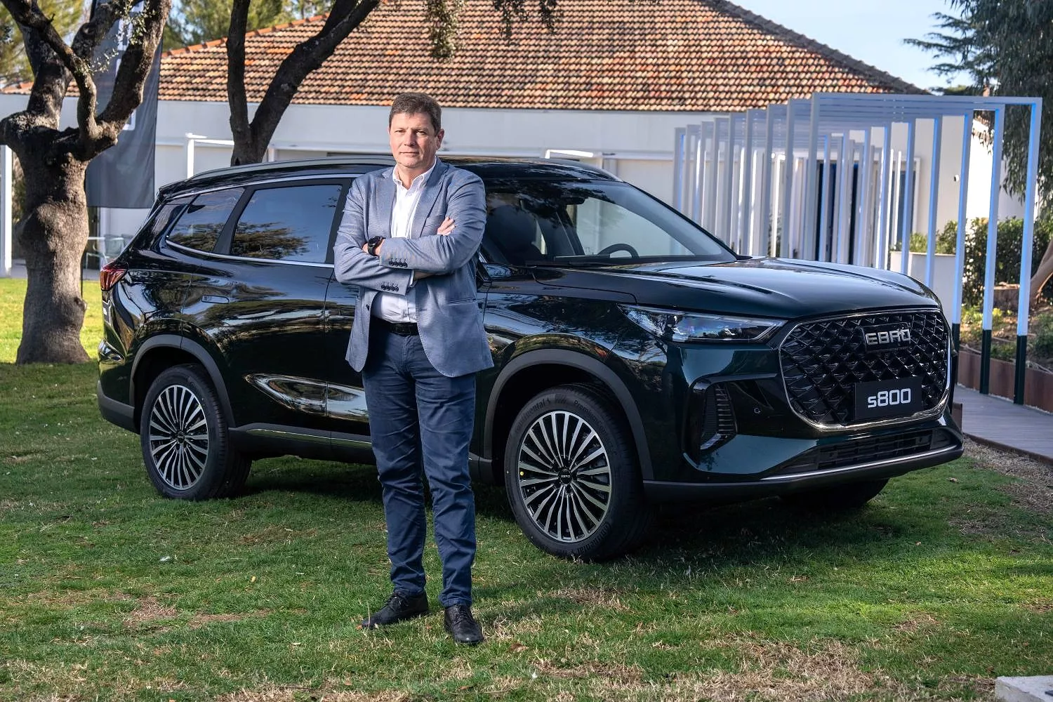 Pedro Calef, CEO de Ebro, con el modelo S800 Pedro Calef, CEO de Ebro, con el modelo S800
