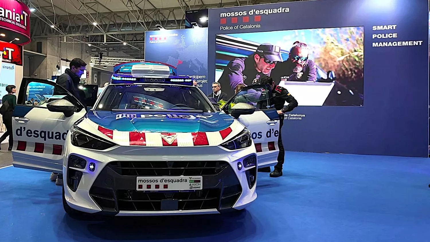 Coche patrulla futurista de Mossos en el Mobile