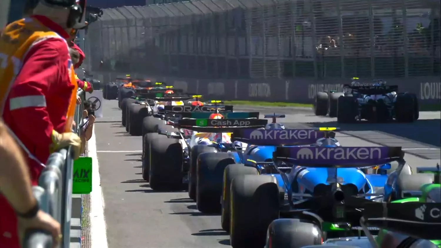 Cola de salida en los entrenamientos de F1 en Australia / X F1