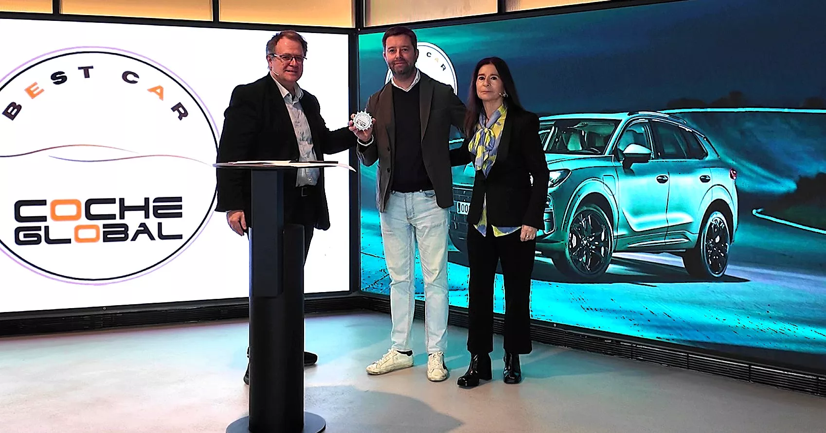 Víctor Sarasola recibe el Best Car Coche Global junto a Ana Montenegro y Toni Fuentes/ HELENA FUENTES