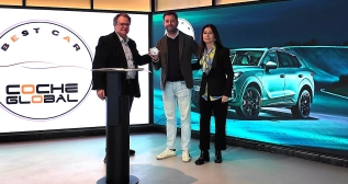 Víctor Sarasola recibe el Best Car Coche Global junto a Ana Montenegro y Toni Fuentes/ HELENA FUENTES Víctor Sarasola recibe el Best Car Coche Global junto a Ana Montenegro y Toni Fuentes/ HELENA FUENTES