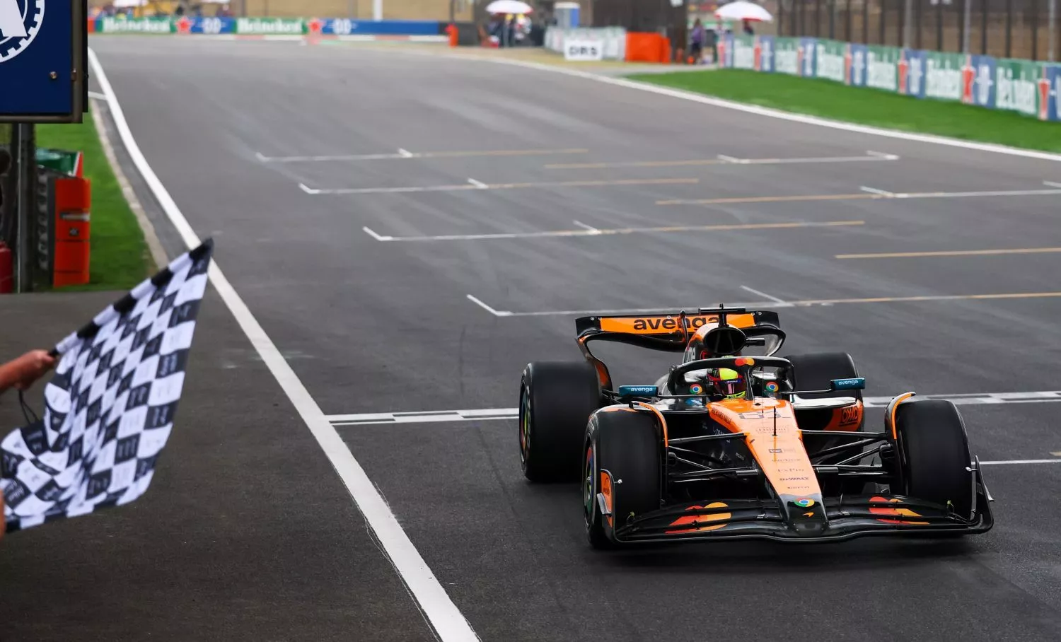 Piastri cruza la meta del GP de China / X F1