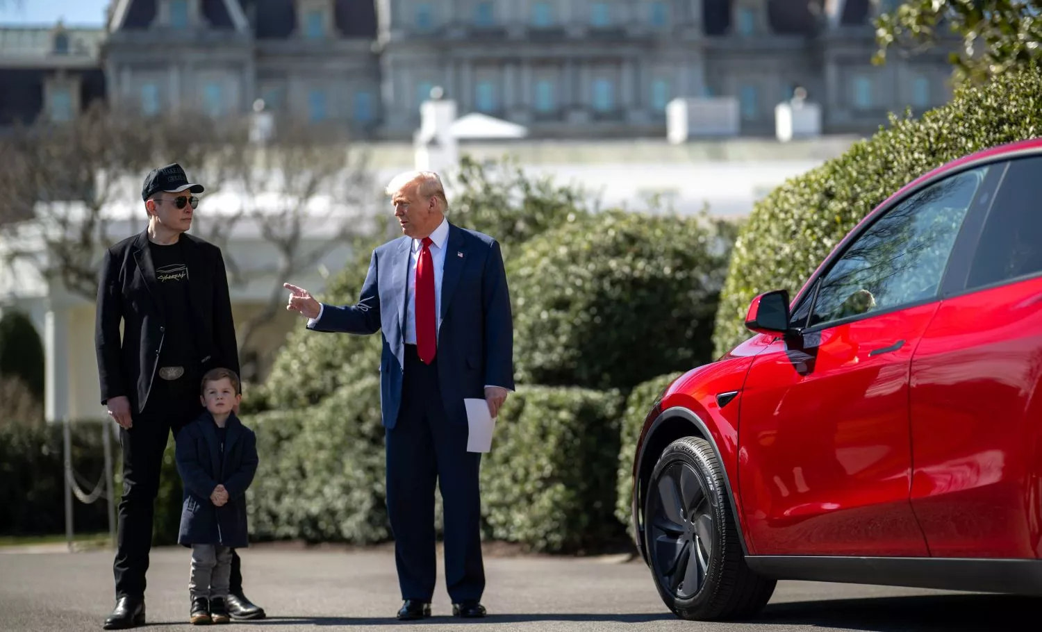 Donald Trump con Elon Musk junto a un Tesla / X POTUS Donald Trump con Elon Musk junto a un Tesla / X POTUS
