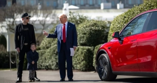 Donald Trump con Elon Musk junto a un Tesla / X POTUS Donald Trump con Elon Musk junto a un Tesla / X POTUS