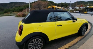 Mini Cooper Cabrio con la capota