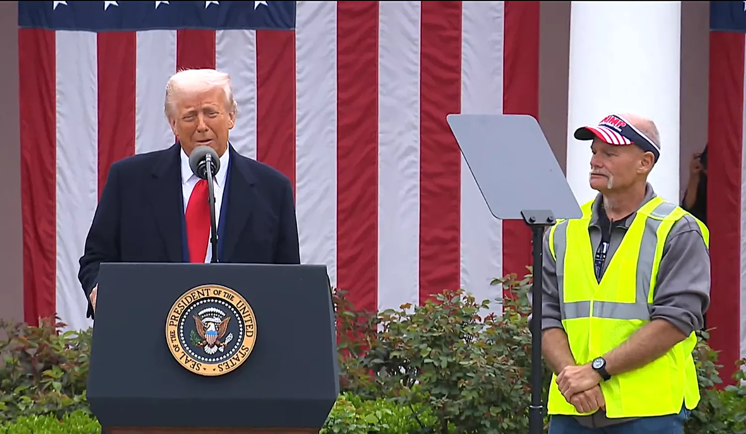 Donald Trump junto a un trabajador de Detroit / X @POTUS