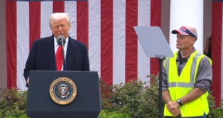 Donald Trump junto a un trabajador de Detroit / X @POTUS