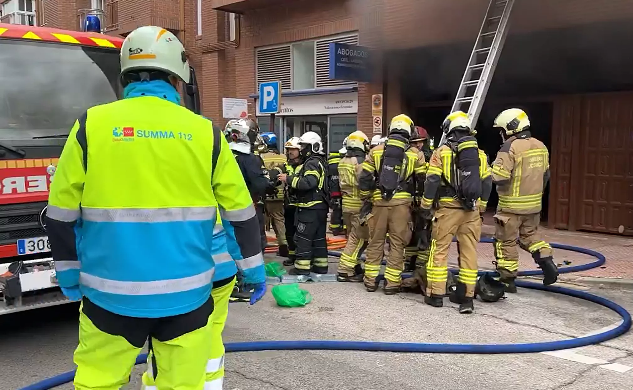 Bomberos y efectivos del 112 en el incendio mortal de un eléctrico en Alcorcón / 112 MADRID