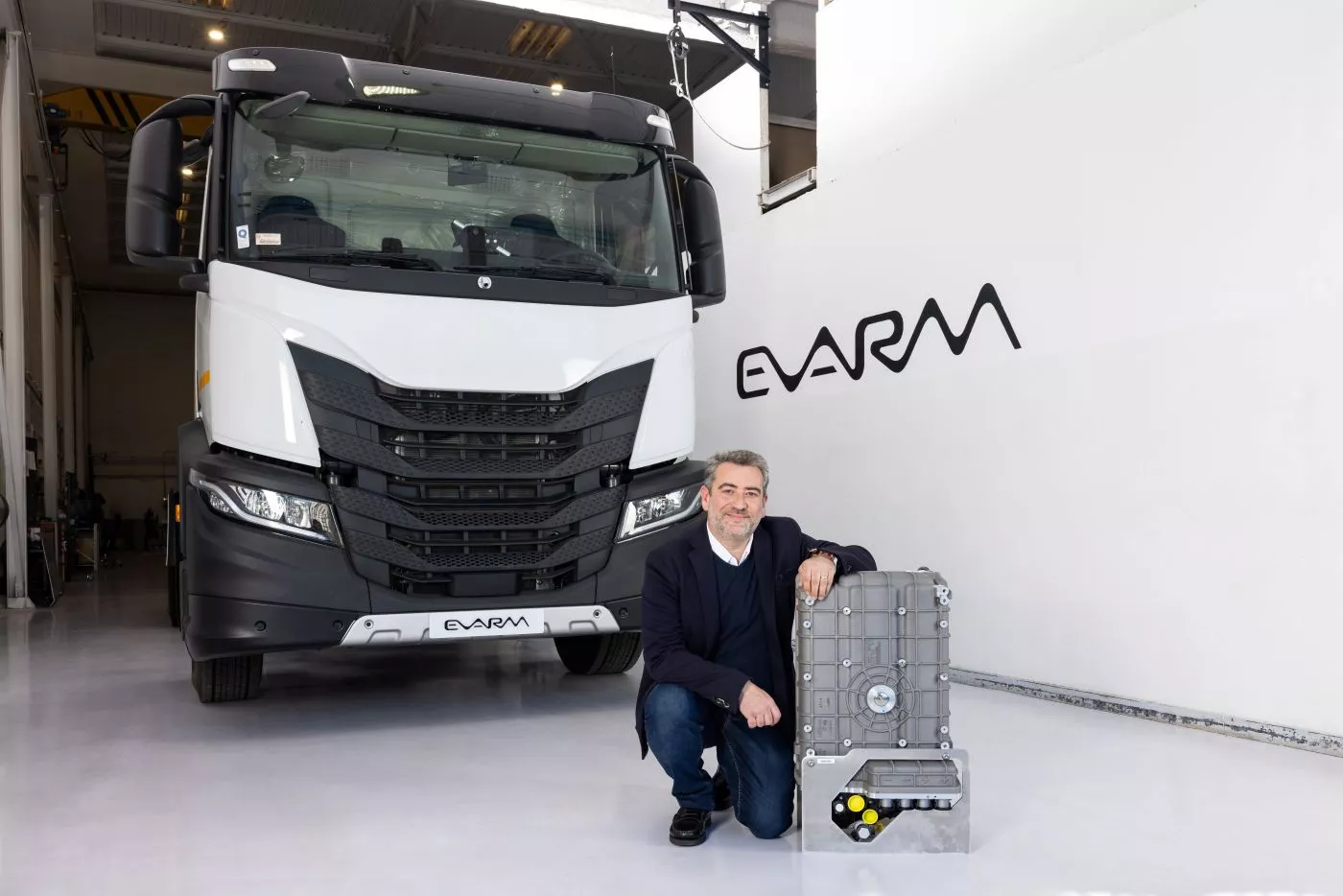 Xavi Ribas, CEO de EVARM, con el camión de hidrógeno
