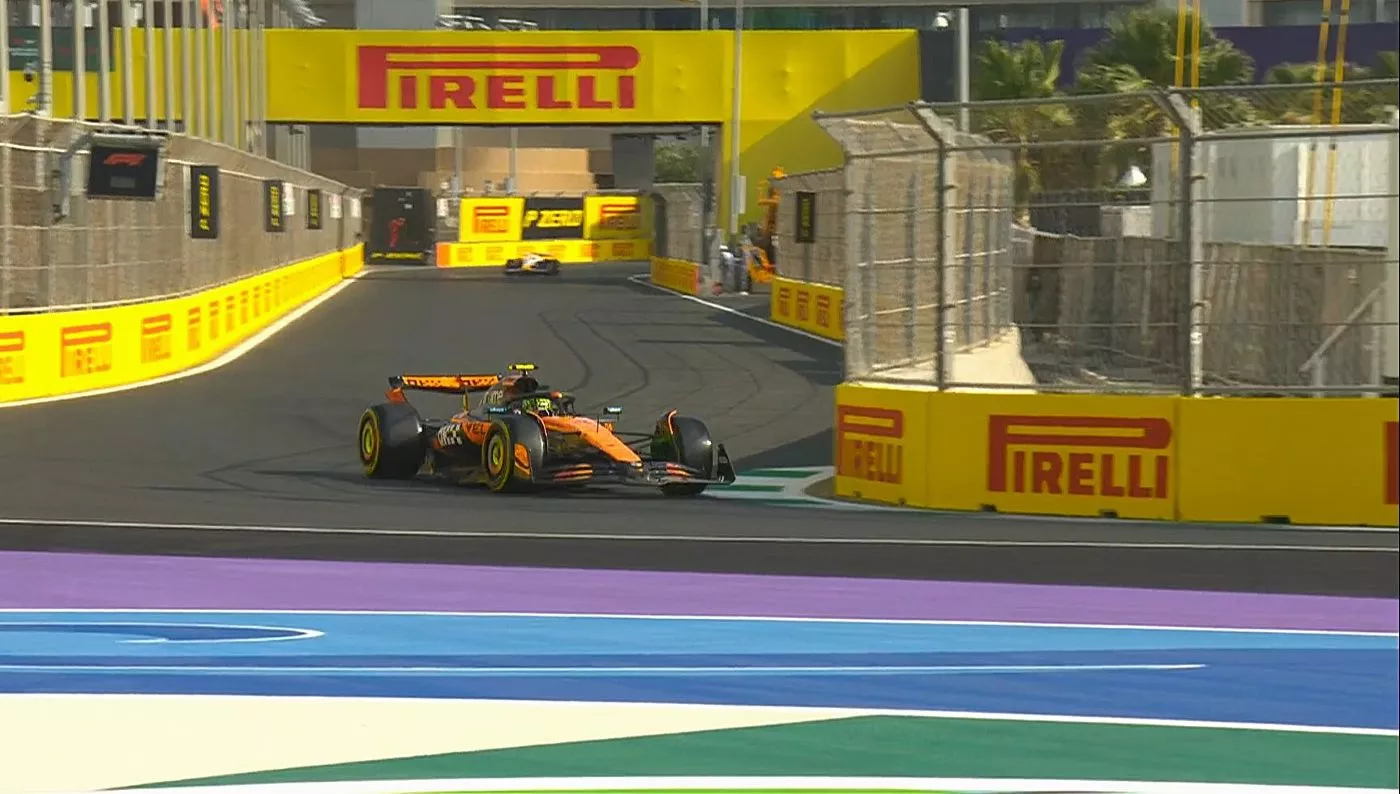 Un McLaren en el circuito de Yedah de Arabia / X F1 Un McLaren en el circuito de Yedah de Arabia / X F1