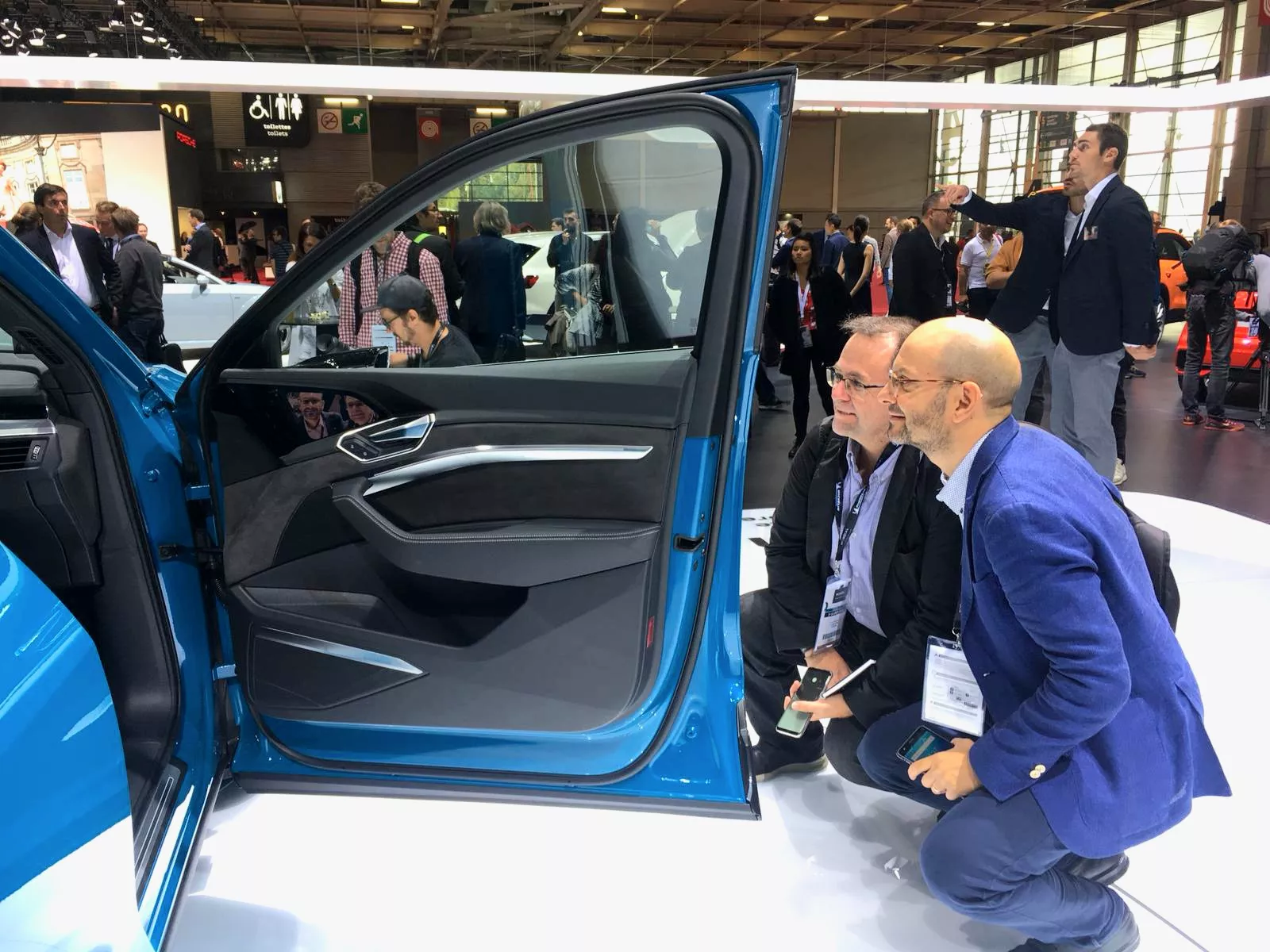 Óscar Muñoz y Toni Fuentes observan su imagen en un retrovisor digital en el Salón de París de 2018