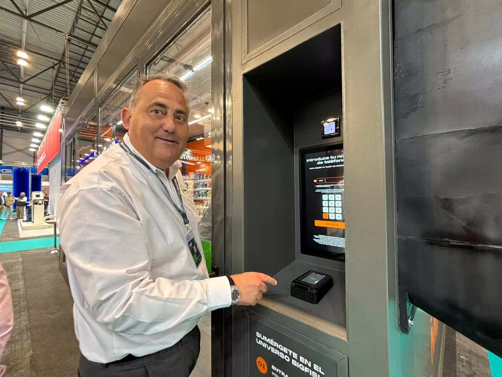 Marcos Moure junto a una tienda Big Fish / A.M.