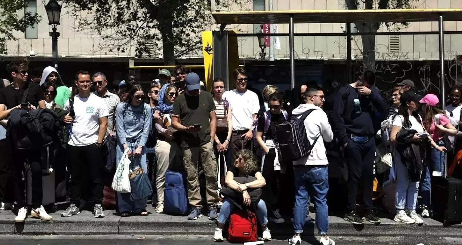 Parada de bus saturada en Barcelona / EFE
